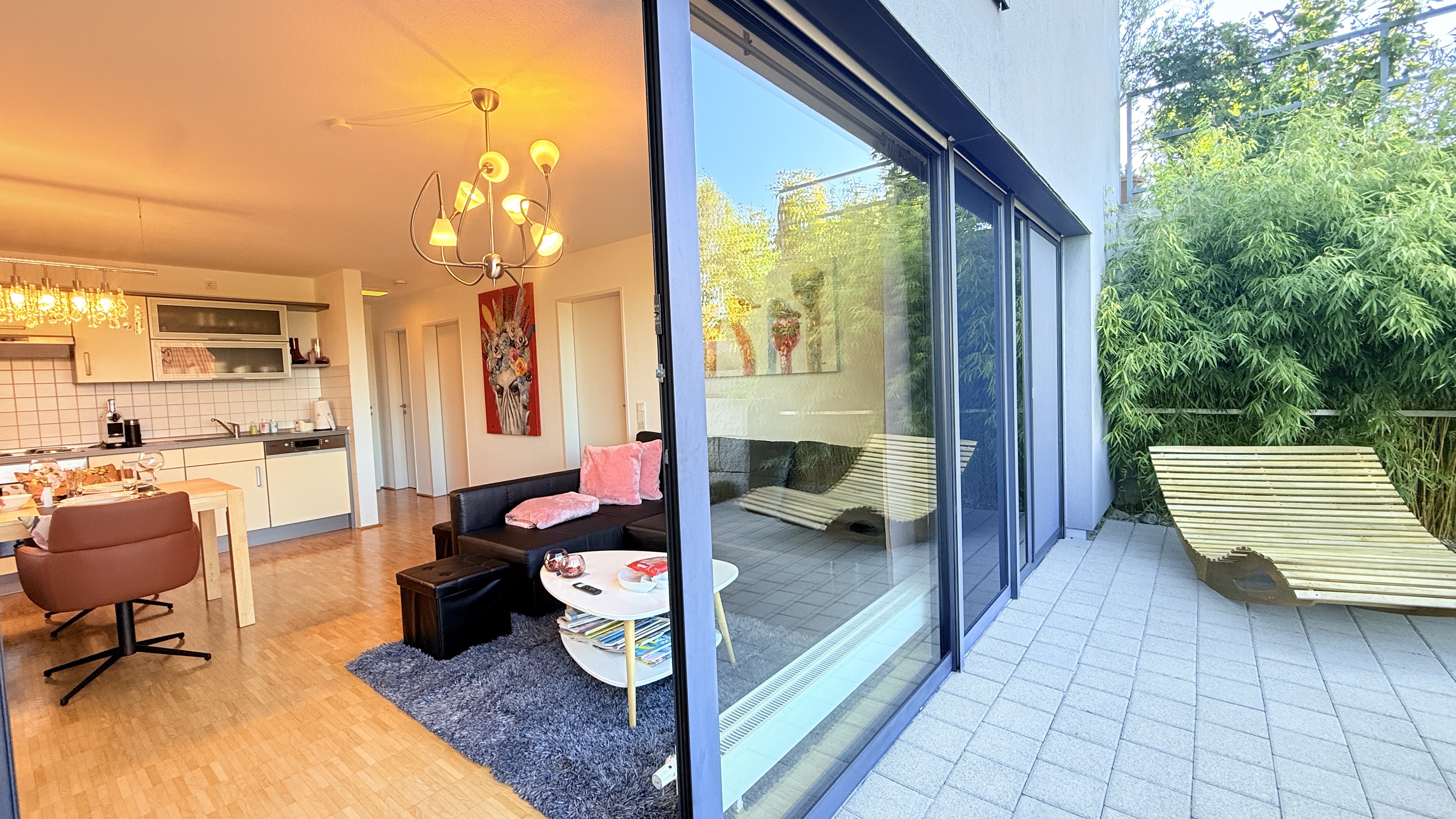 Blick vom Wohnzimmer auf die Terrasse